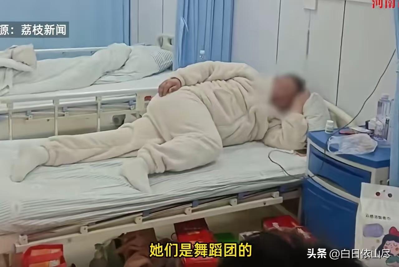 有钱任性！安徽亳州，一男子生病住院，朋友来探望时，不仅带了礼品，还花1000元带