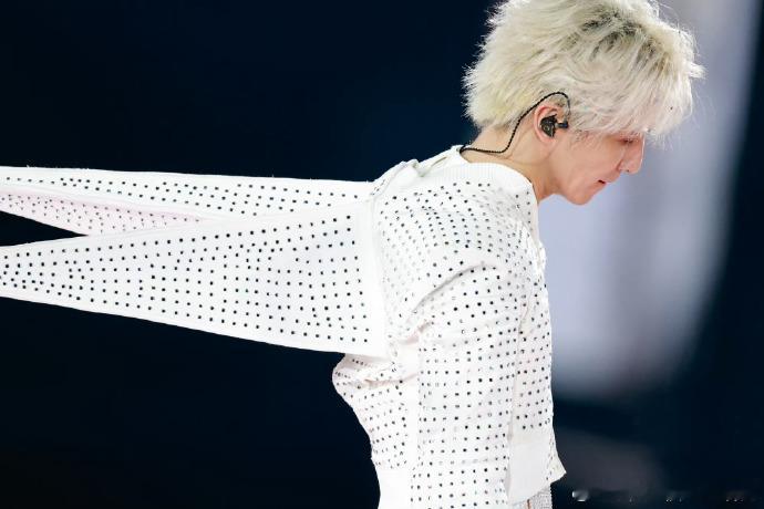 薛之谦万兽之王完全是Top级别 薛之谦万兽之王30多首全开麦，倒吊献唱气息还稳得