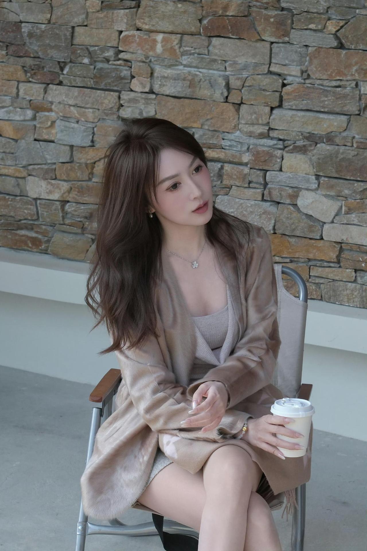 这套是“温柔松弛的奶茶色系”穿搭，适配简约明亮室内场景，优雅与柔和感兼具：
 