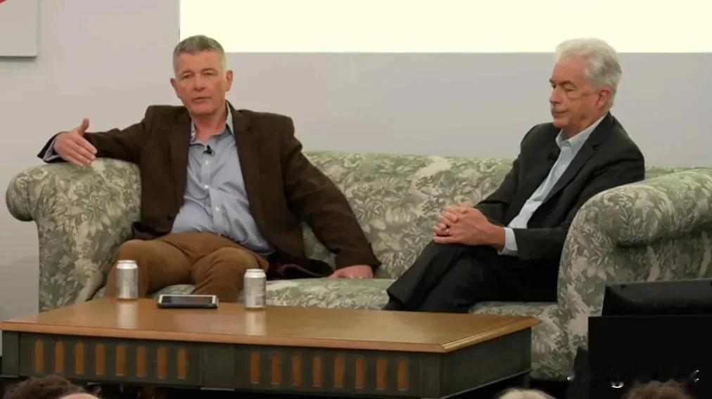 来自美国最新消息！
美英情报头子首次联名发文，渲染“中国威胁论”！
来自美国有线