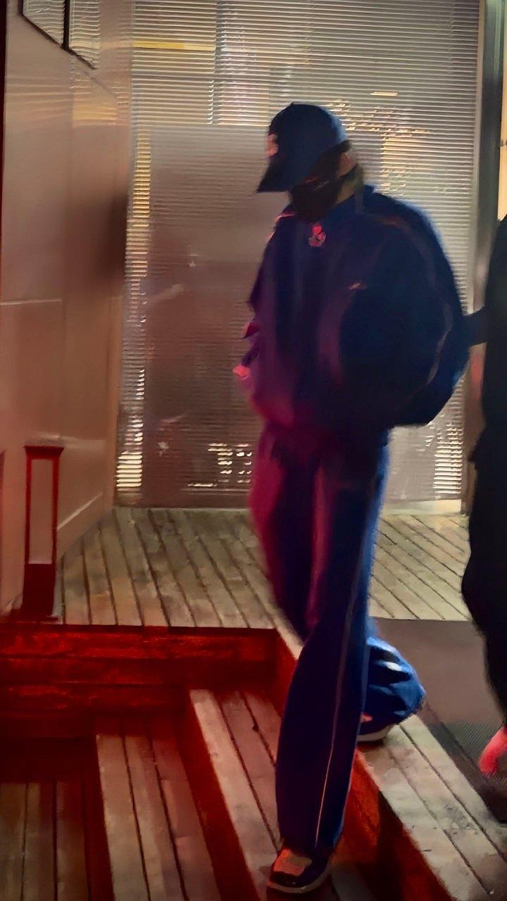 宋亚轩穿蓝 宋亚轩穿的好蓝 宋亚轩穿蓝真的好帅啊 