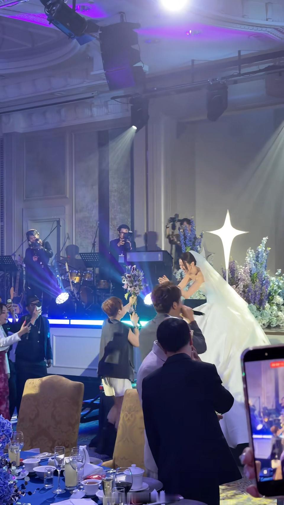 「楊明莊思明吉隆坡五星級酒店婚禮星光熠熠 望生一仔一女湊成好 字..」【橙訊】T