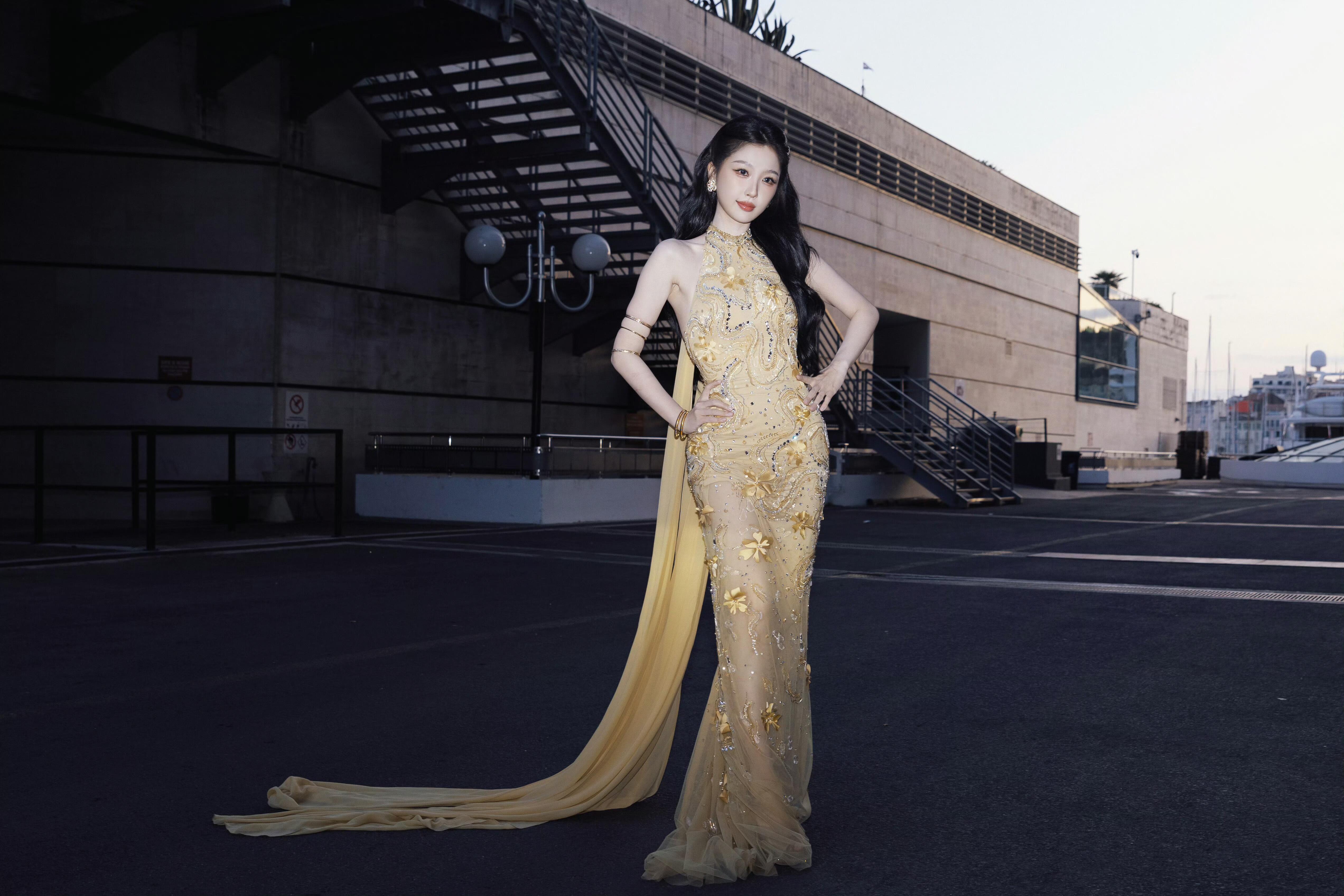 虞书欣 戛纳活动路透来了绝美金色女神，舒心状态好到爆！ 