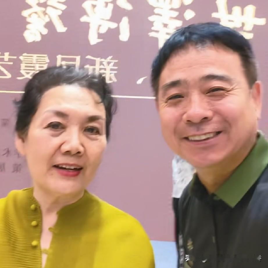 图片上的这位女士是评剧艺术家、新派唱腔创始人新凤霞的女儿吴霜。她并未继承母亲的事