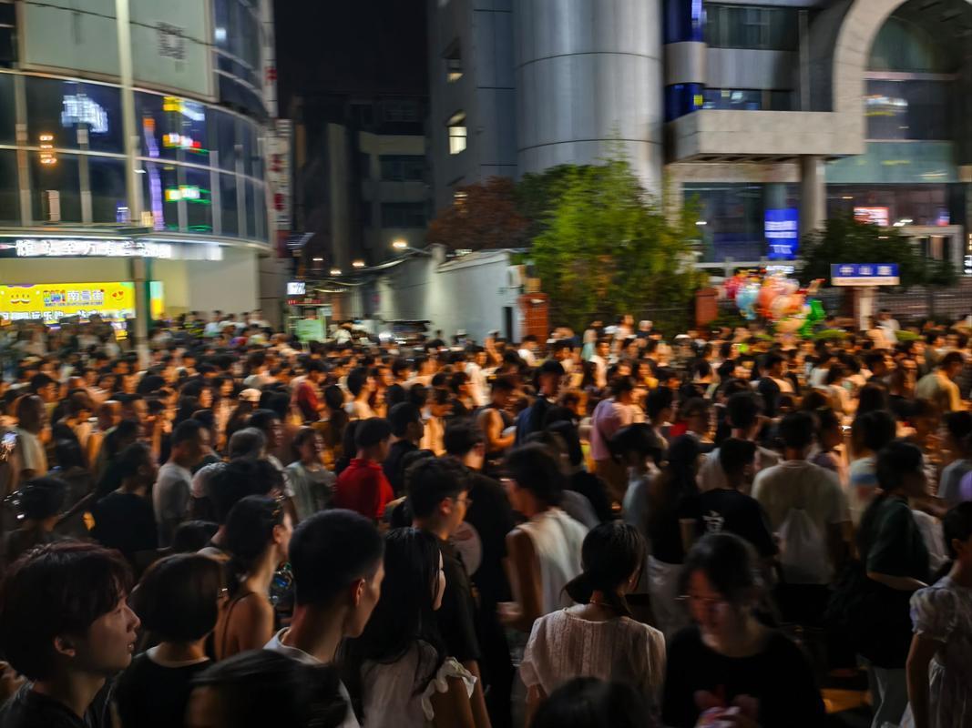 上联：东奔西走三餐饭
下联：南来北往四季财