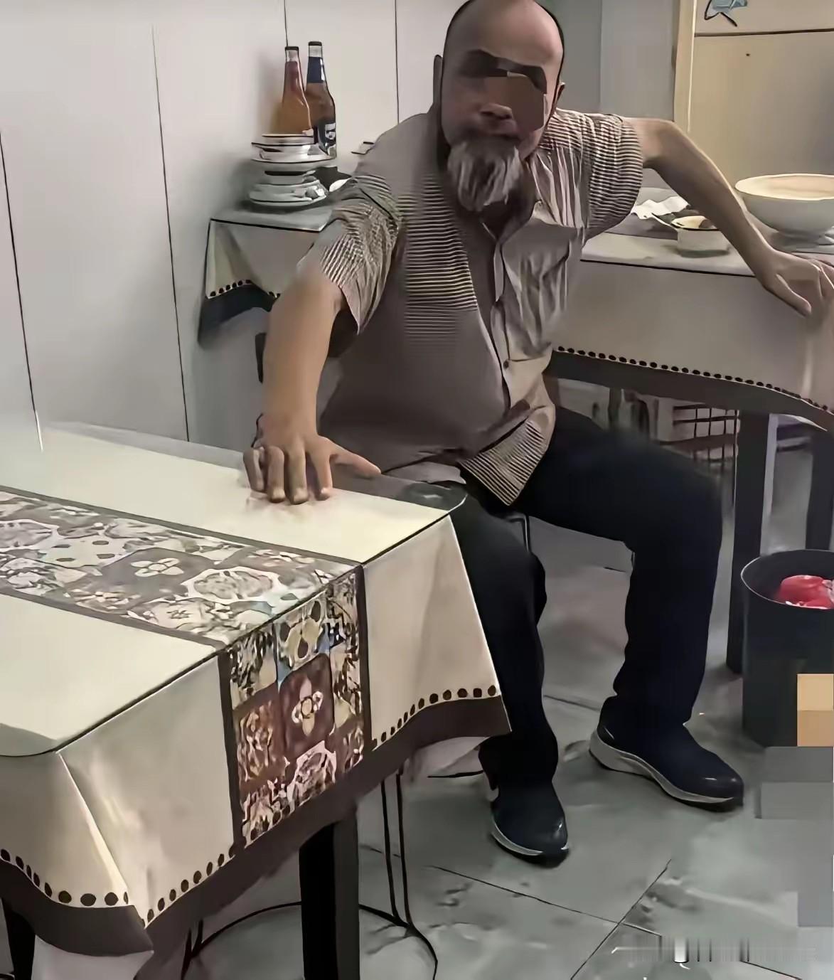 "拿这样的老人真的没有办法了吗？"江苏，一小饭馆老板被一个大爷搞破防了！大爷进店