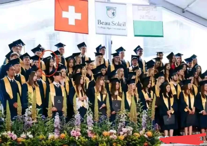王菲李亚鹏之女李嫣大学毕业啦！

19岁的李嫣就读的是伦敦大学金史密斯学院，又称