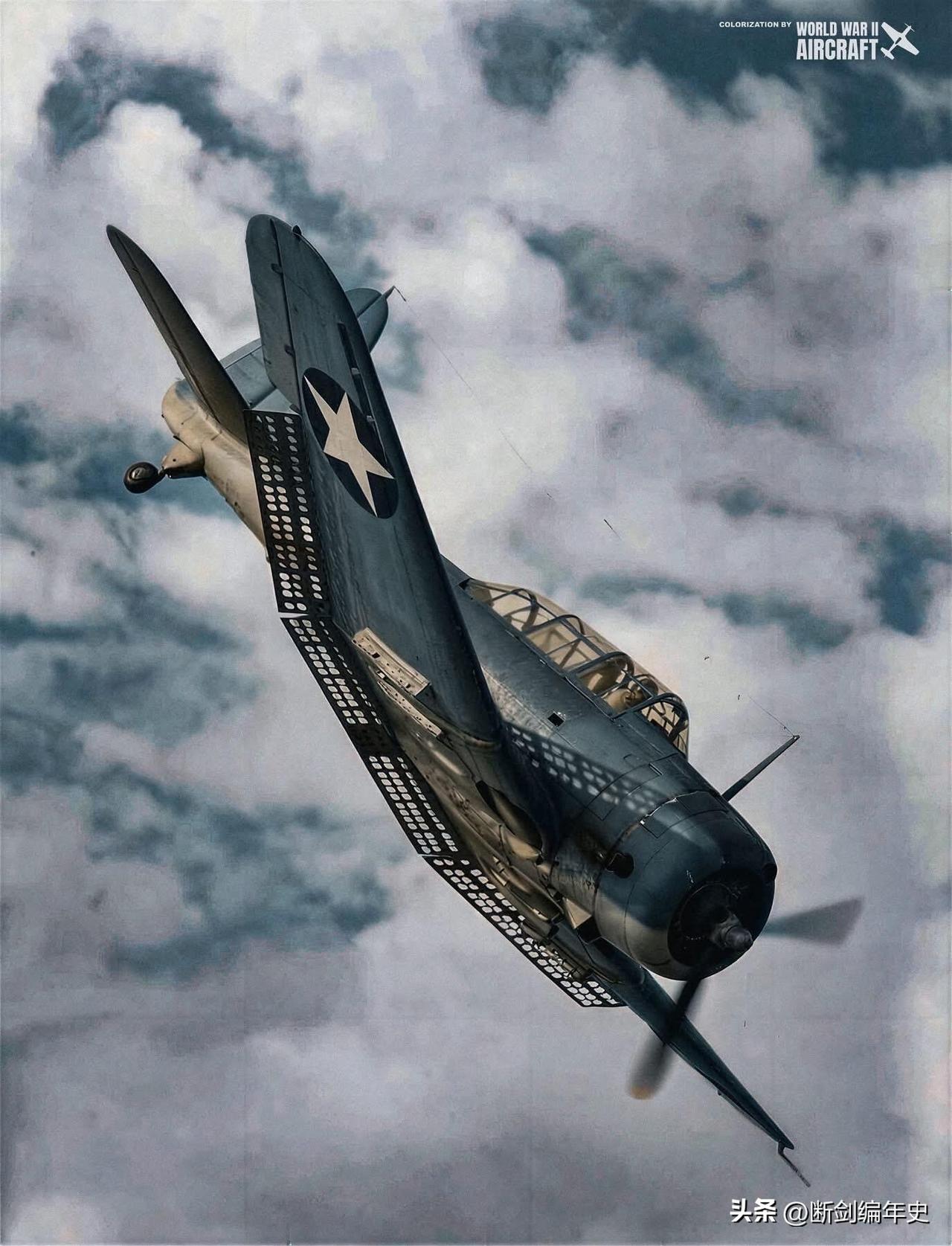 一架道格拉斯SBD“无畏”式俯冲轰炸机正在大角度俯冲。

历史 历史老照片 二战