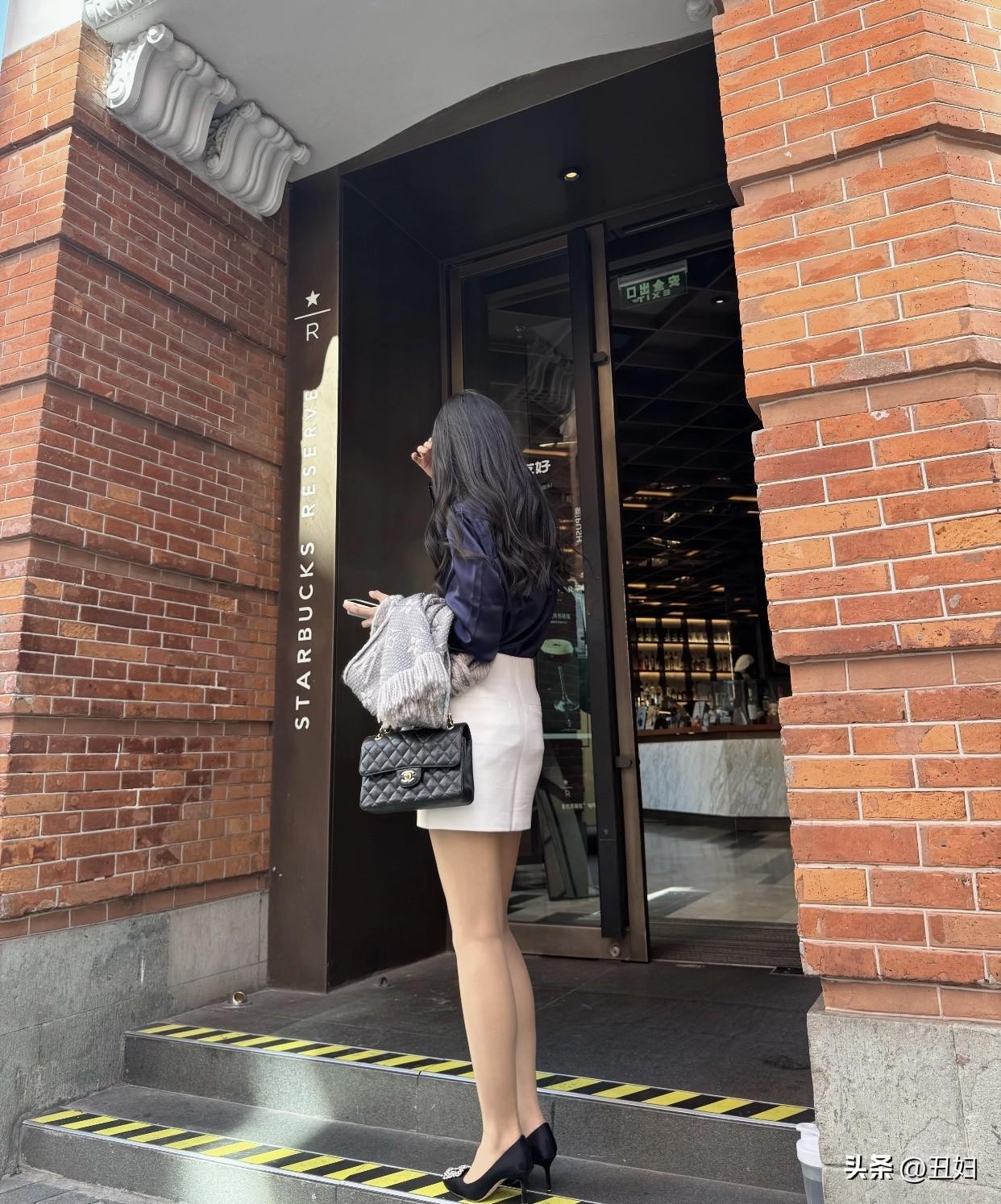 🌟 在复古砖墙前，享受一杯咖啡的宁静。