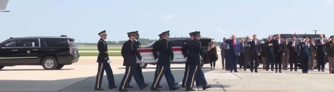 7月22日，美国总统特朗普一行，列队迎接美国阵亡士兵棺材，又鞠躬又敬礼，神情凝重