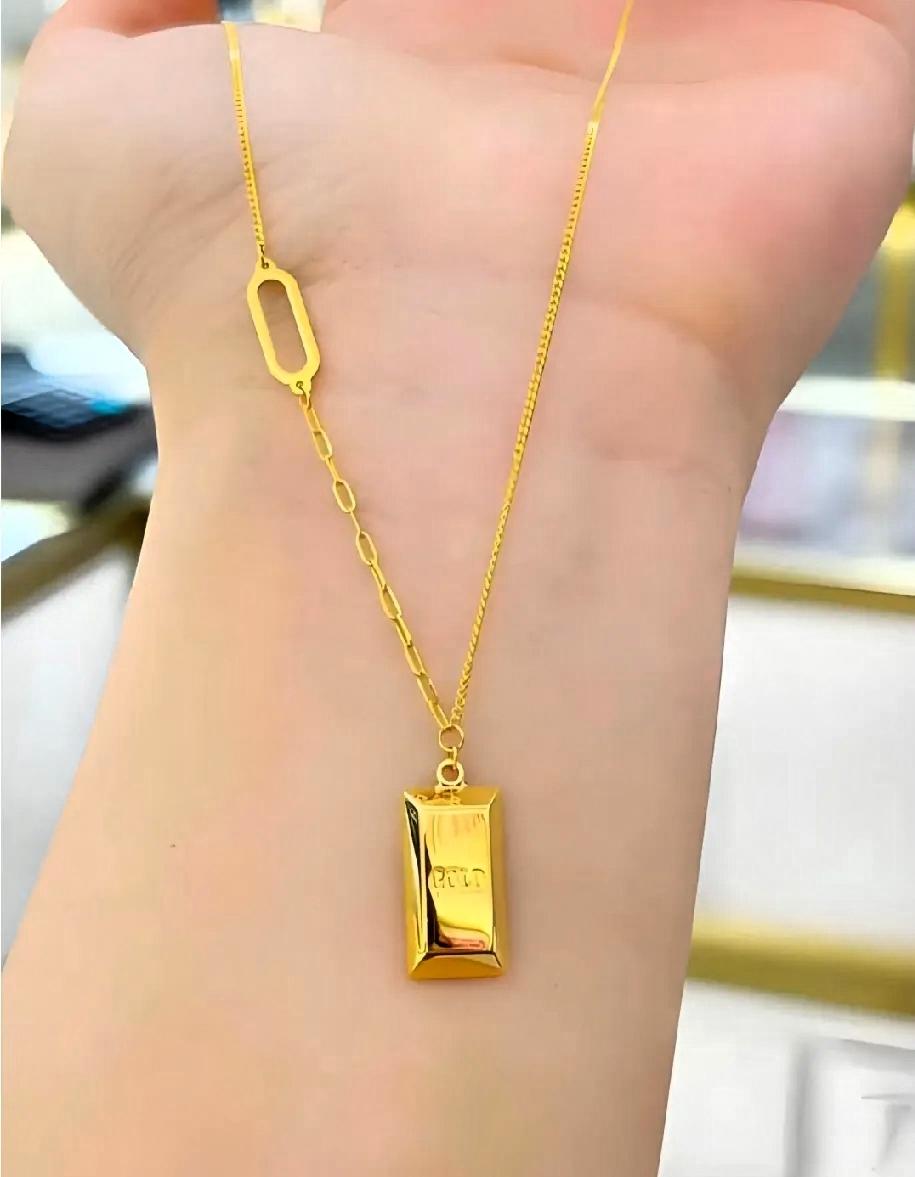 昨天刚买黄金的人，今晚大概率睡不着。昨天金价还在980元一克，今早跌到965元，