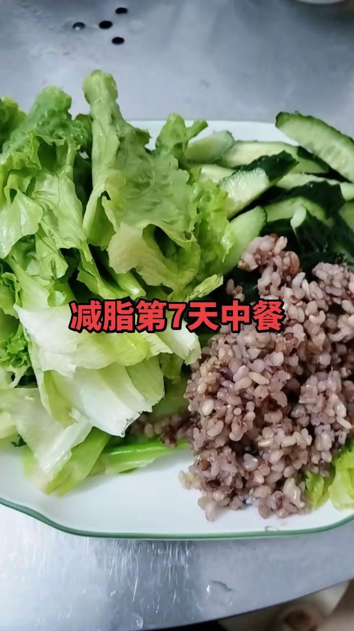昨晚挺饿，啃了一个西红柿睡了，今早起来一称，竟然还涨了体重，中午在路口买了一个麒