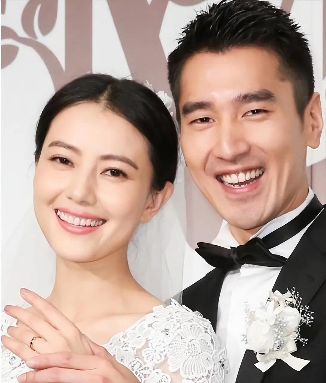 高圆圆是永远不会离婚的，
原因很简单，
因为她和赵又廷不仅是爱人，是夫妻，更是最
