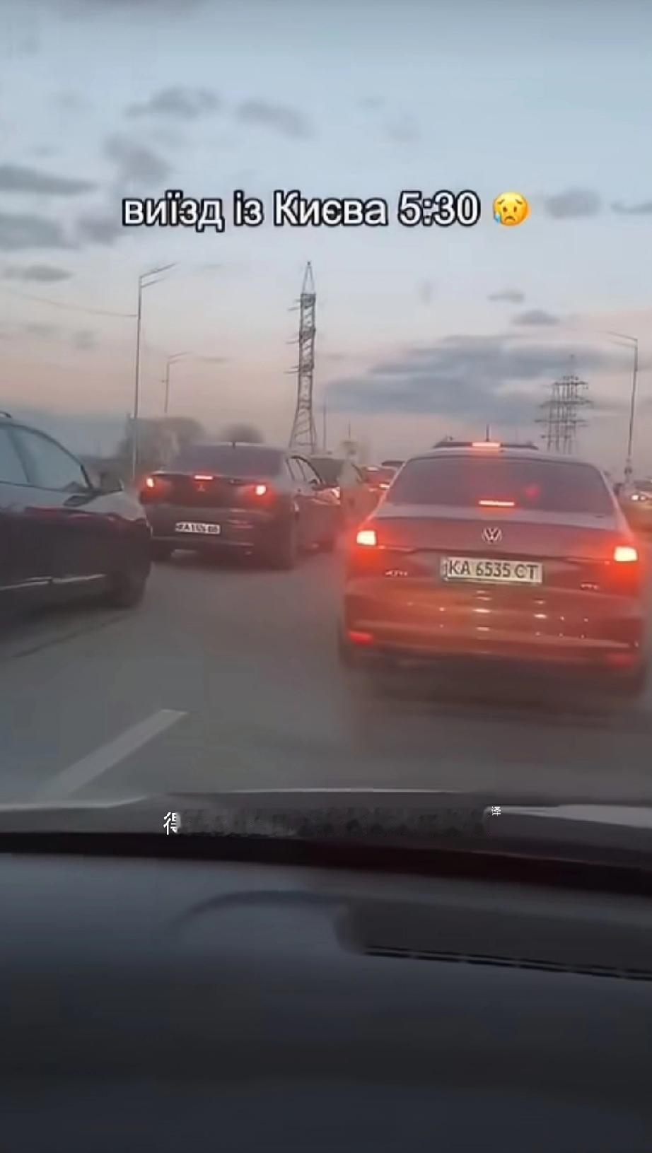 也算开窍了，正在逃离基辅的乌克兰人称他们不信任乌克兰政府更不信泽连斯基能控制军队