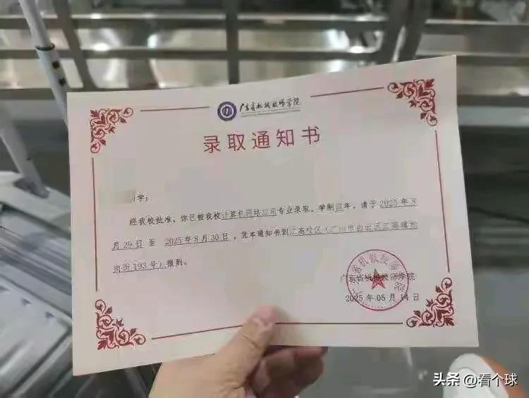 广州一学生因自闭症开学就被劝退，网友说应开除校长。
网友意见两边倒，一方认为校方