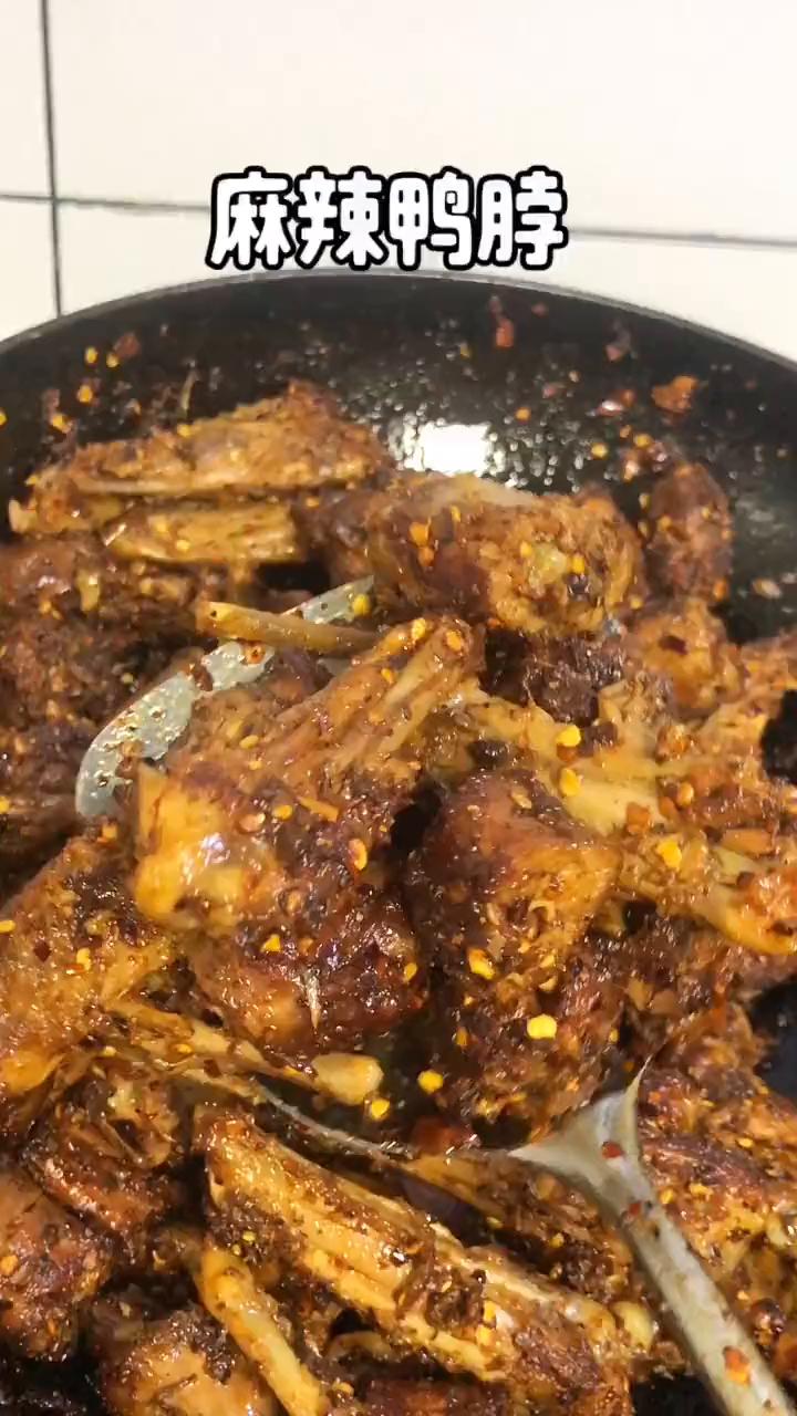 要吃麻辣鸭脖，闺女和她表姐点名，这还不简单？要吃就吃新鲜出锅的，按照这个做法好吃