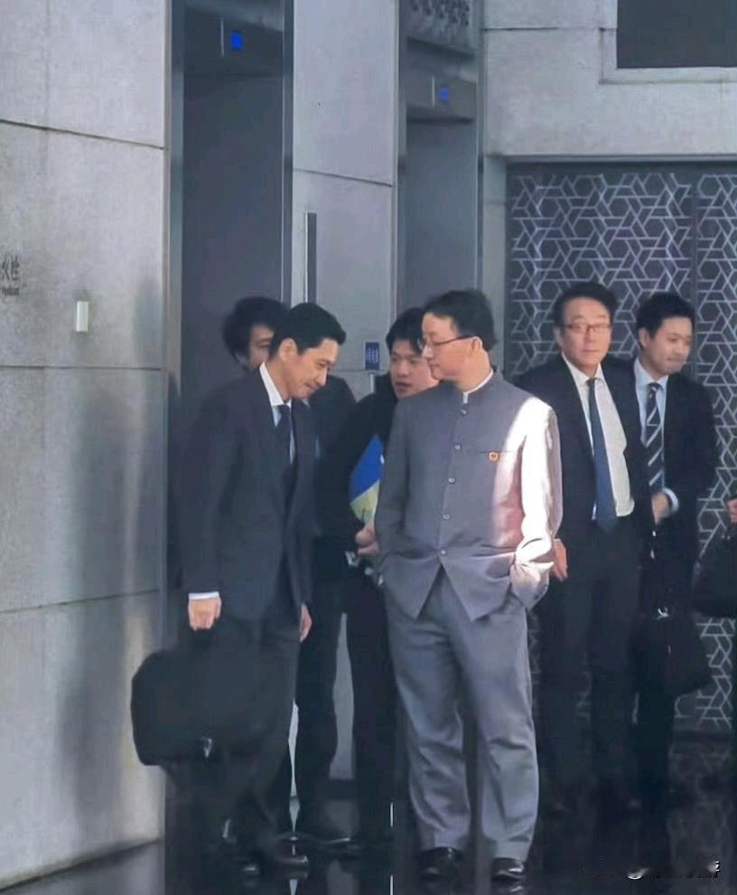 这张照片抓拍的太传神了，双方的态度、立场一目了然。 ​