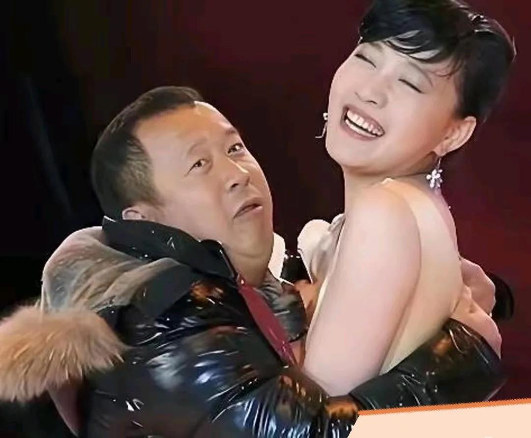 镜头中的曾志伟圆头圆脑，皮肤紧致，眉淡眼小，脖短身矮，肥阔热情，曾志伟在香港影视
