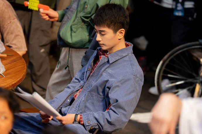 陈晓戏比天大同行交口称赞陈晓专业靠谱，实拍耳光戏强忍面部红肿坚持拍完，各类高难度