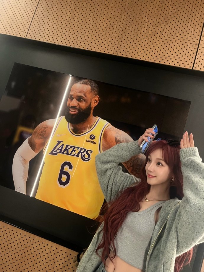 宋雨琦被詹姆斯比心 宋雨琦今日晒出看球赛日常，惊喜收获偶像詹姆斯现场比心！双向奔