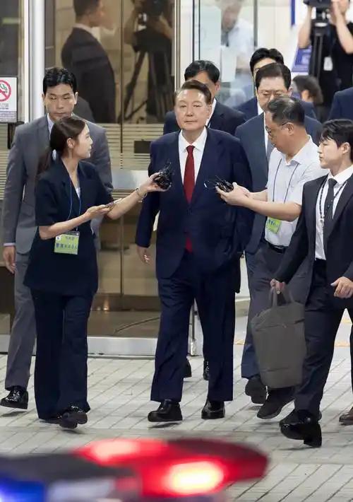 韩国政坛同一天“团灭”前总统！尹锡悦被判无期，朴槿惠别墅被封，青瓦台魔咒再次锁死