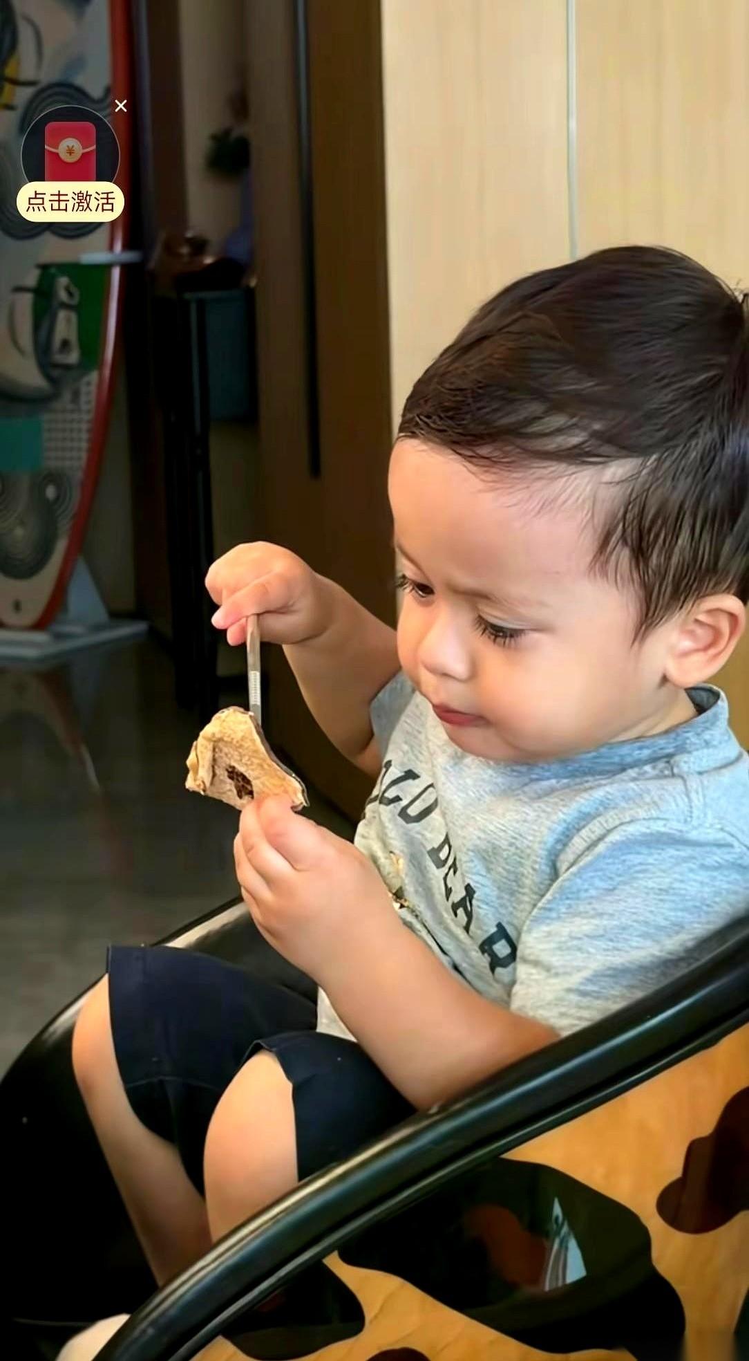 刷到欧文和欧森等开饭的视频，简直是人类幼崽观察室的绝佳样本。前一秒还在桌上上蹿下