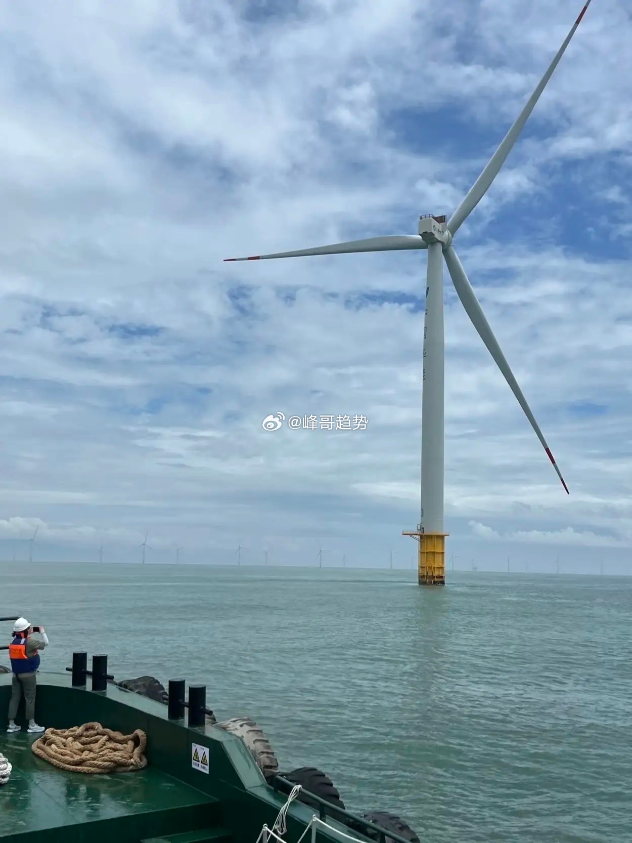 2026年4月5日，国家能源集团龙源电力海南启源海上风电项目首批50兆瓦机组在东