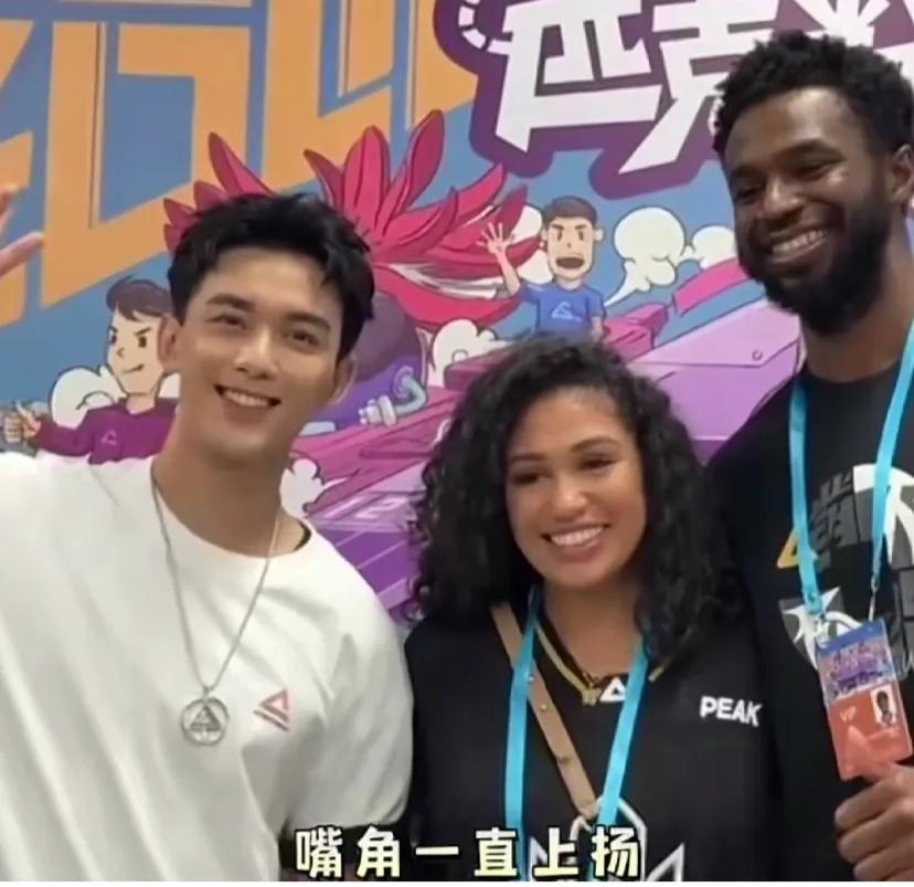 明星追星的样子
原来所有人追星的时候都一样啊明星也不例外
吴磊成功追星维金斯
合