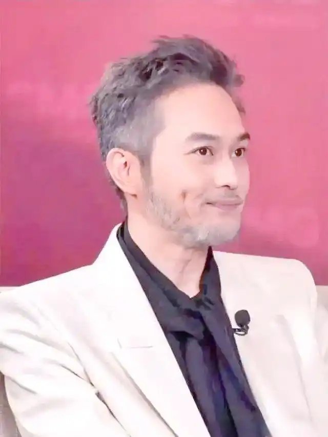 为什么张智霖满头白发还这么有魅力呢？ ​​​