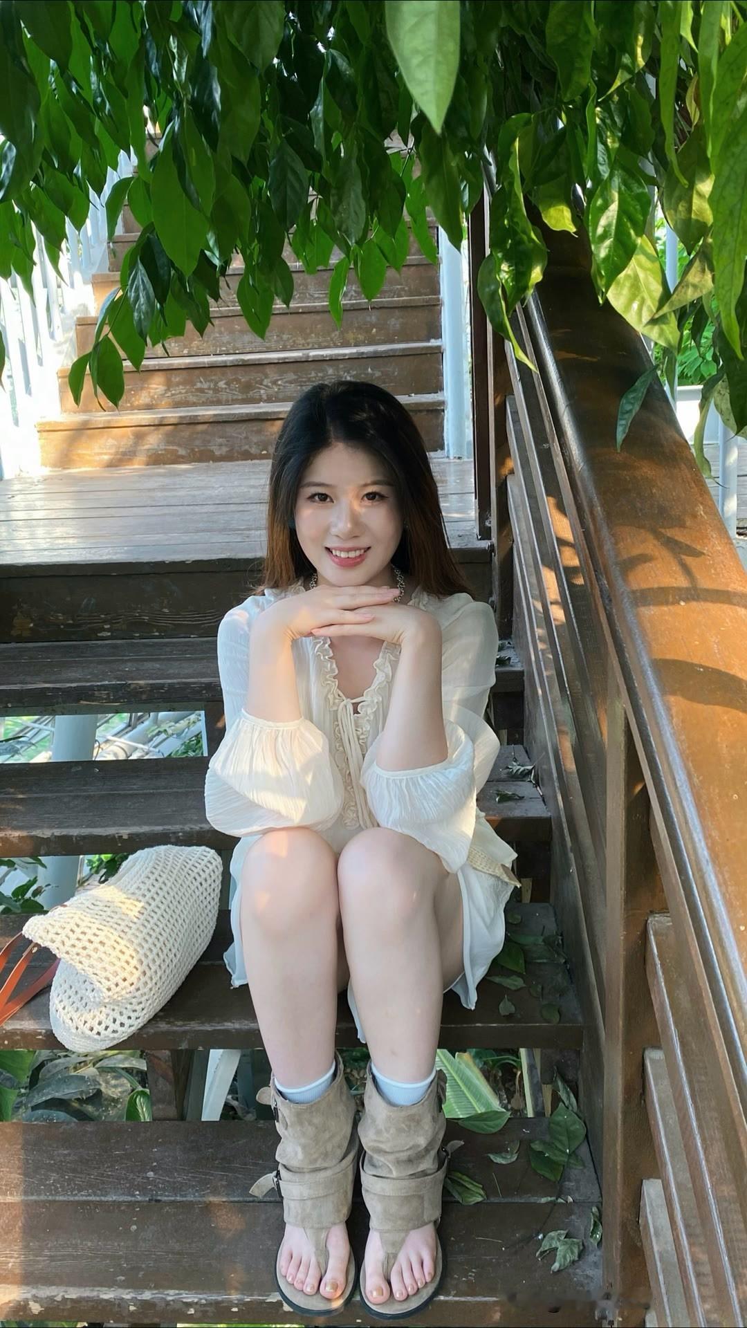 阳光下的甜美少女，坐在木楼梯上，微笑如花🌸甜美美女 漂亮小姐姐 年轻漂亮穿搭分