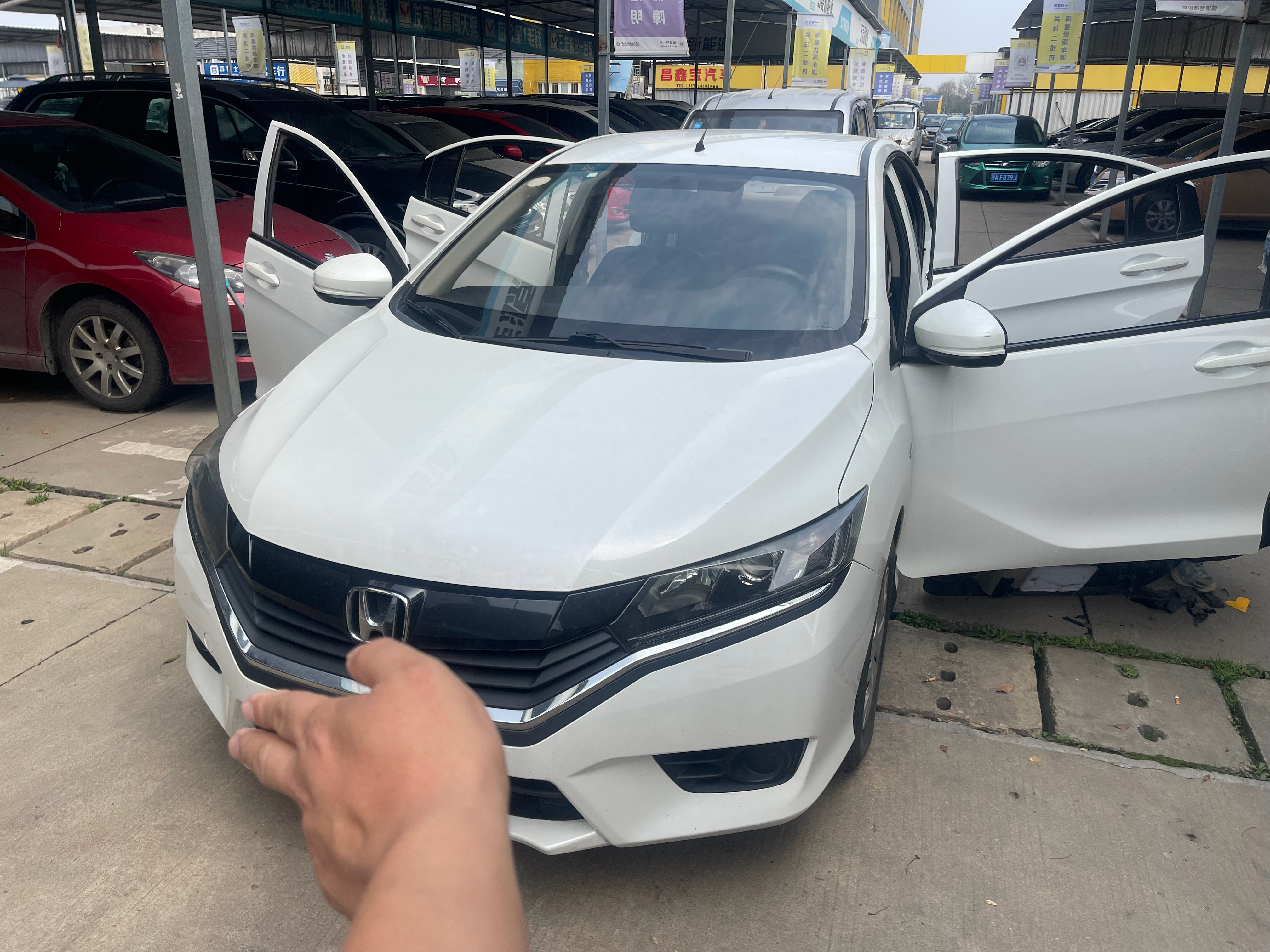 18年本田哥瑞已售，正在帮客户彭总包门板，4个门板300 ，你们觉得怎么样呢？提