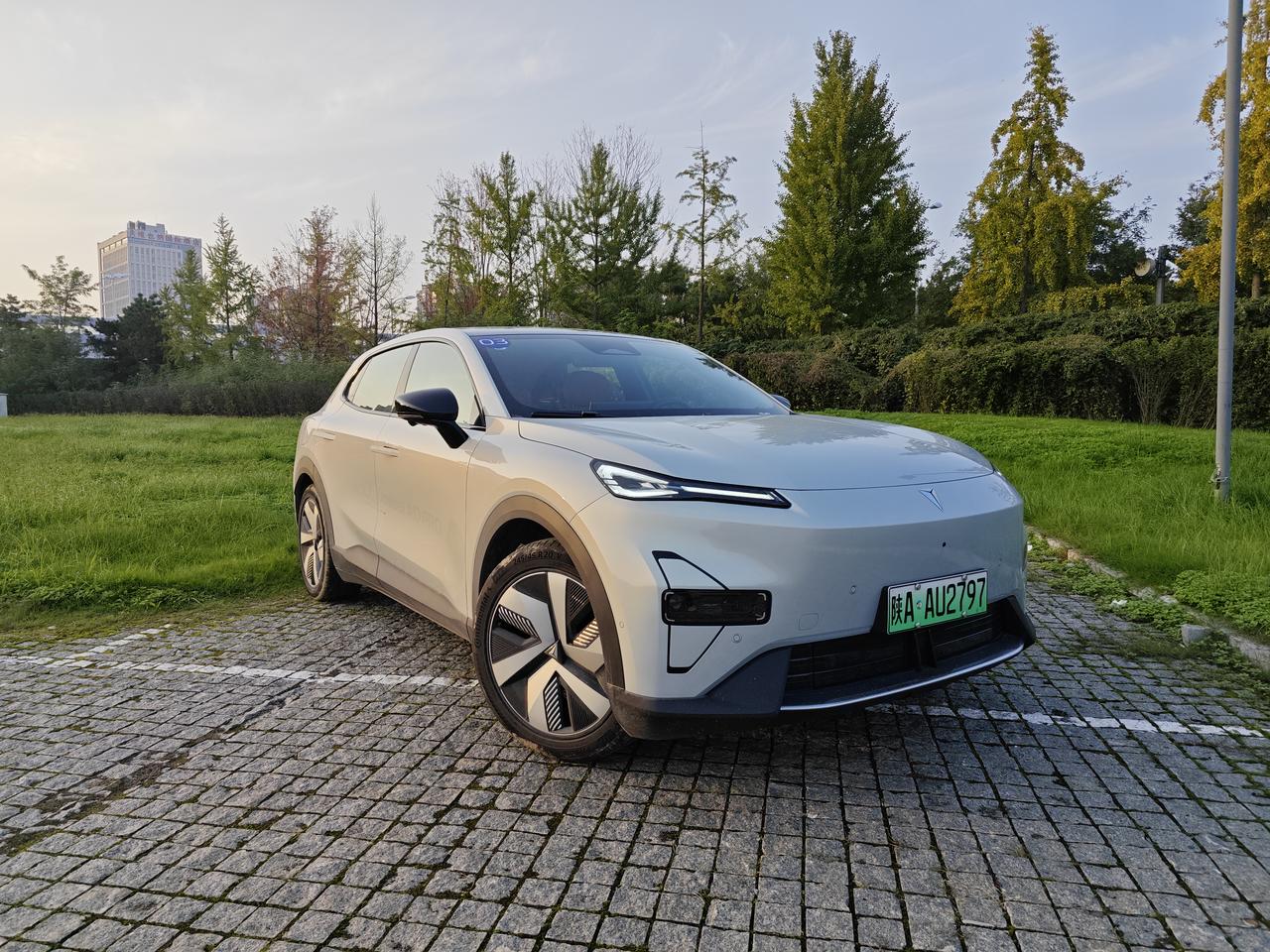 深蓝S05这种四轮四角的设计，对转向灵敏度贡献挺大。
轻轻动一下方向，车头反馈都