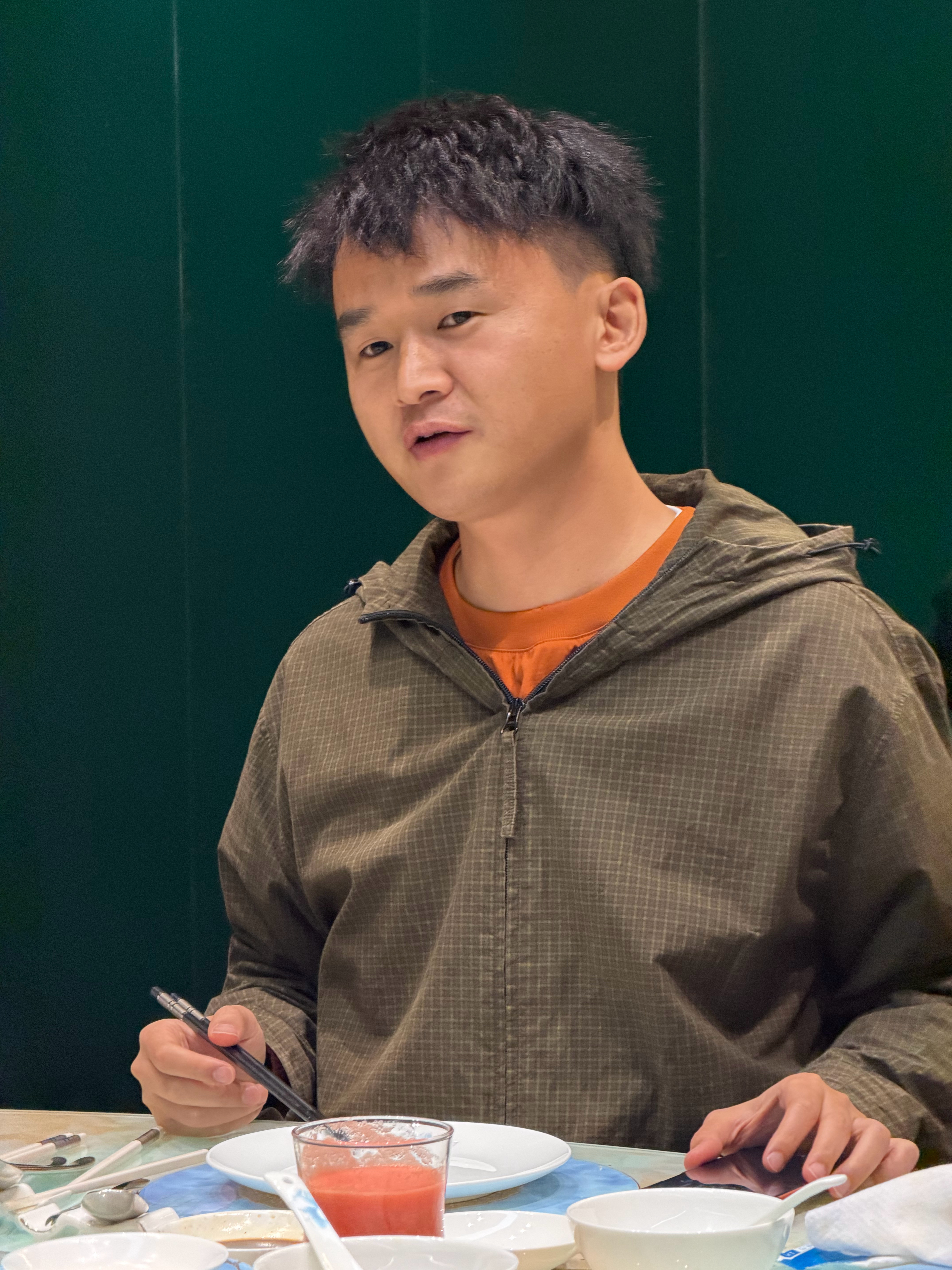 詹家的帝王蟹，李家的啤酒，詹说李是骗子，因为李说有茅台，才点的帝王蟹，结果李放炮