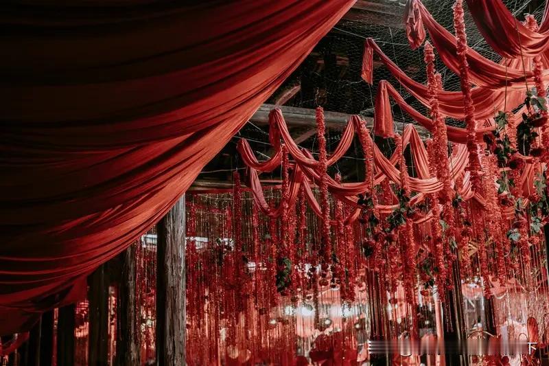 十里红妆最震撼的收尾：为何盛大婚嫁，终以一口红棺压阵？
 
很多人以为十里红妆只