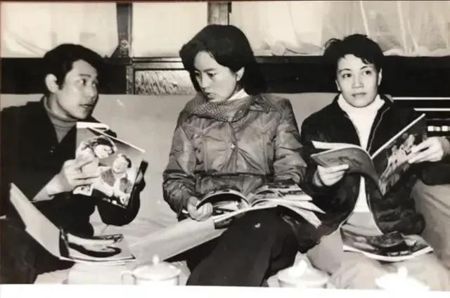 俞平与张金玲 徐敏
想不起来了这张照片拍摄于什么场合，只记得是在开什么会？
三位