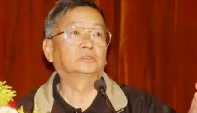 1999年，在海口一家海鲜酒楼里，55岁的梁从诫当着众官员的面，突然把一袋恶臭的