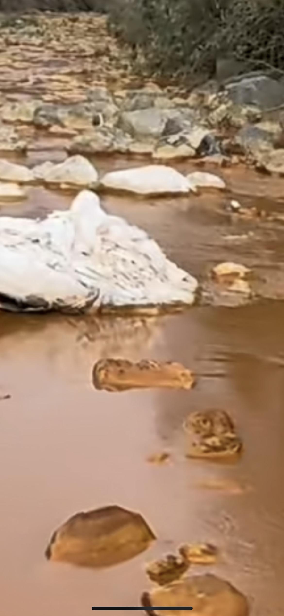 网友反映“冷水江锡矿山青丰河水体呈黄色”，官方回应：该区域锑浓度本底值较高，为确