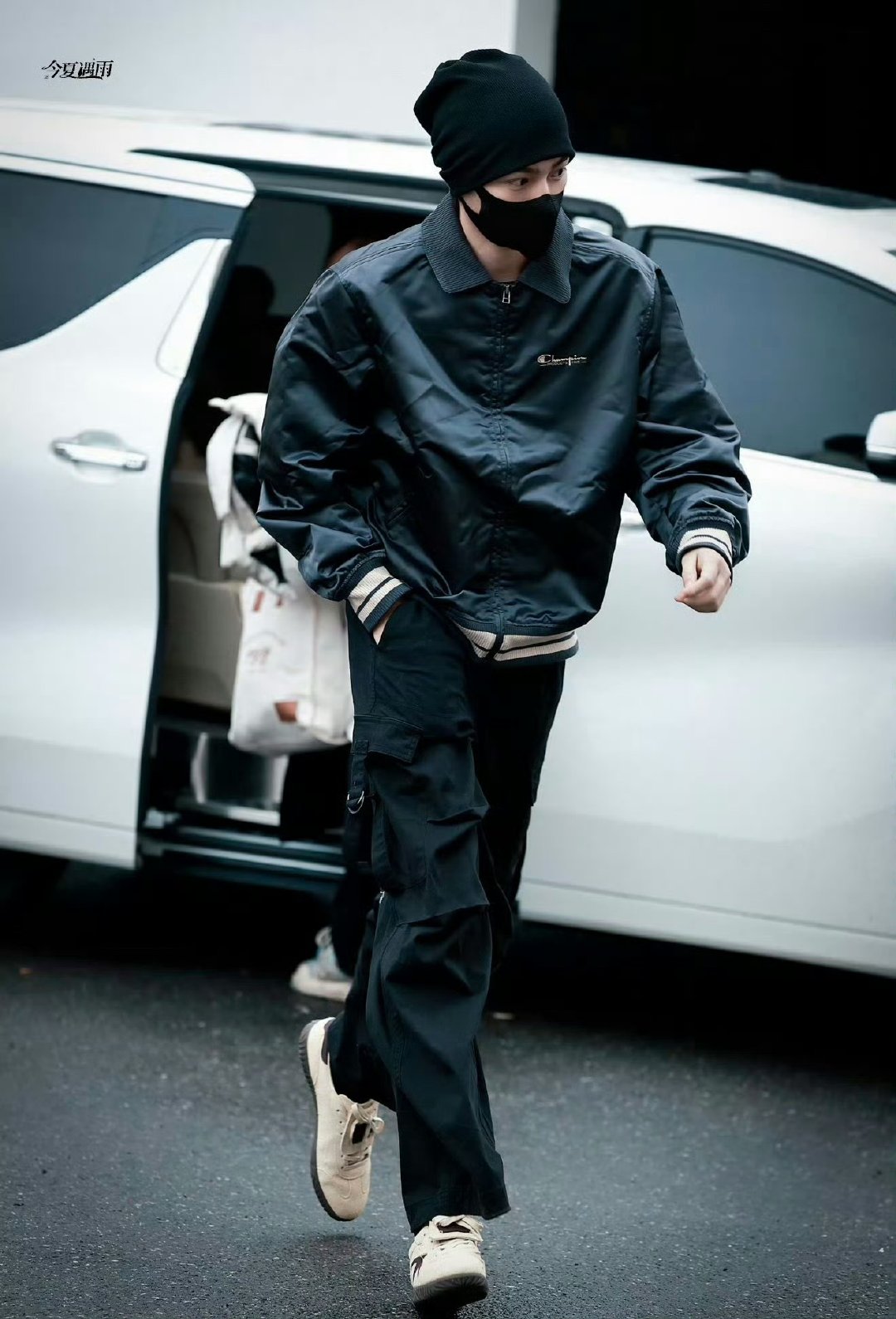 丁禹兮此男好会穿搭 丁禹兮好会穿搭 冷帽+机能风+浅紫卫衣，丁禹兮把日常通勤穿成