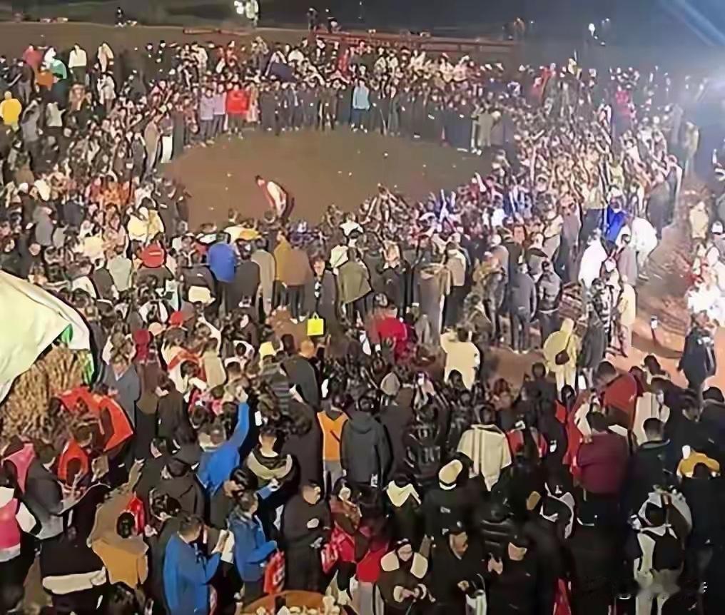 合川“按猪宴”火到出圈：300桌流水席里，藏着千万人放不下的数字乡愁

当重庆合