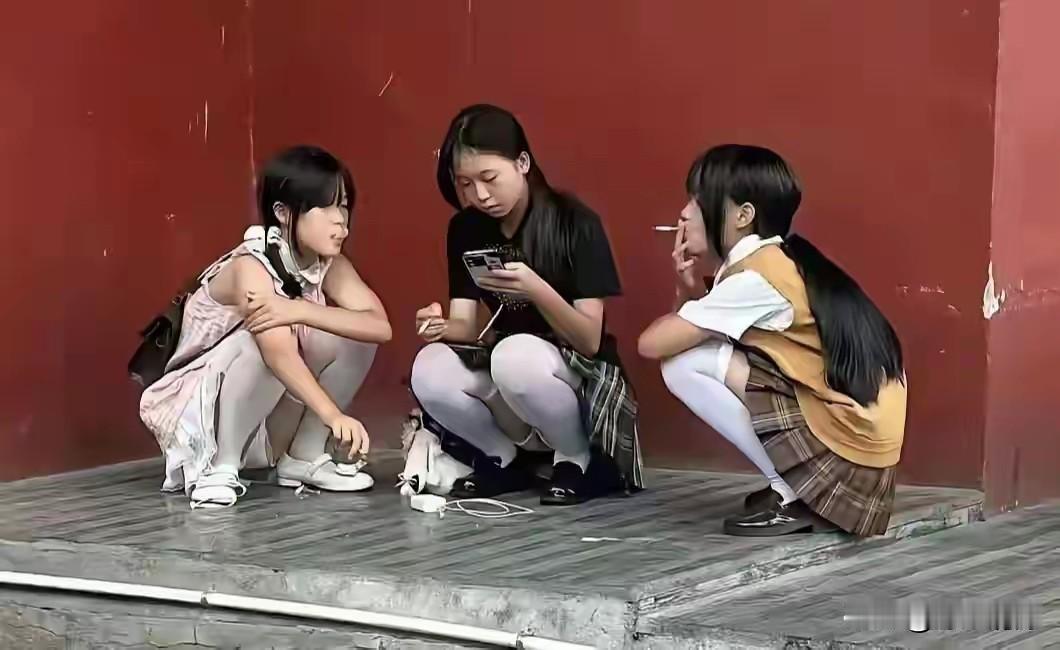 “问题少女”应不应该成为一个单独的社会问题，应该允许不同意见。
图片上这个场景，