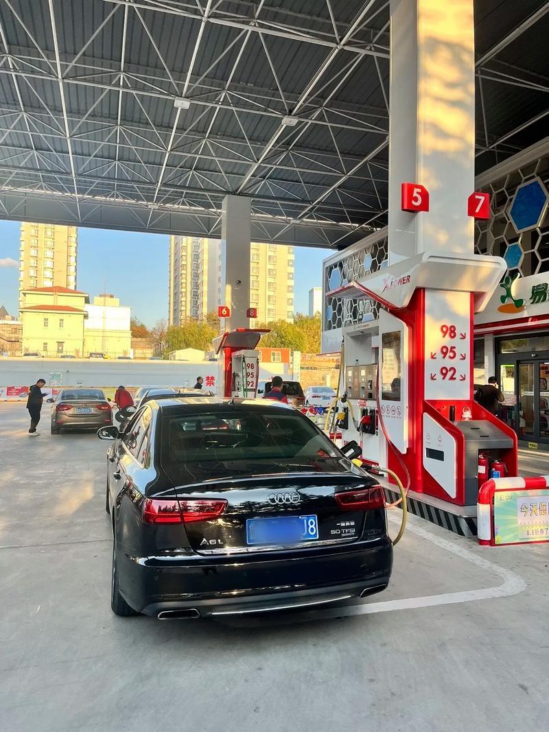 如今新能源汽车越来越普及，但燃油车仍拥有一批忠实消费者，大家并非抗拒新技术，而是