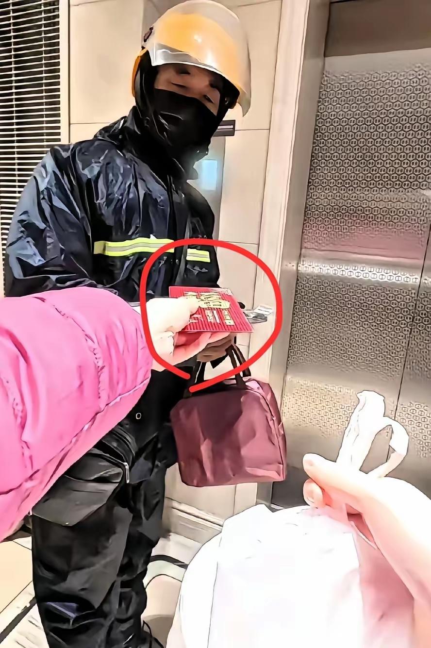 破防了，郑州，晚上冷到零下8度。
一个外卖小哥敲开门，递过外卖转身就要走。谁知姑