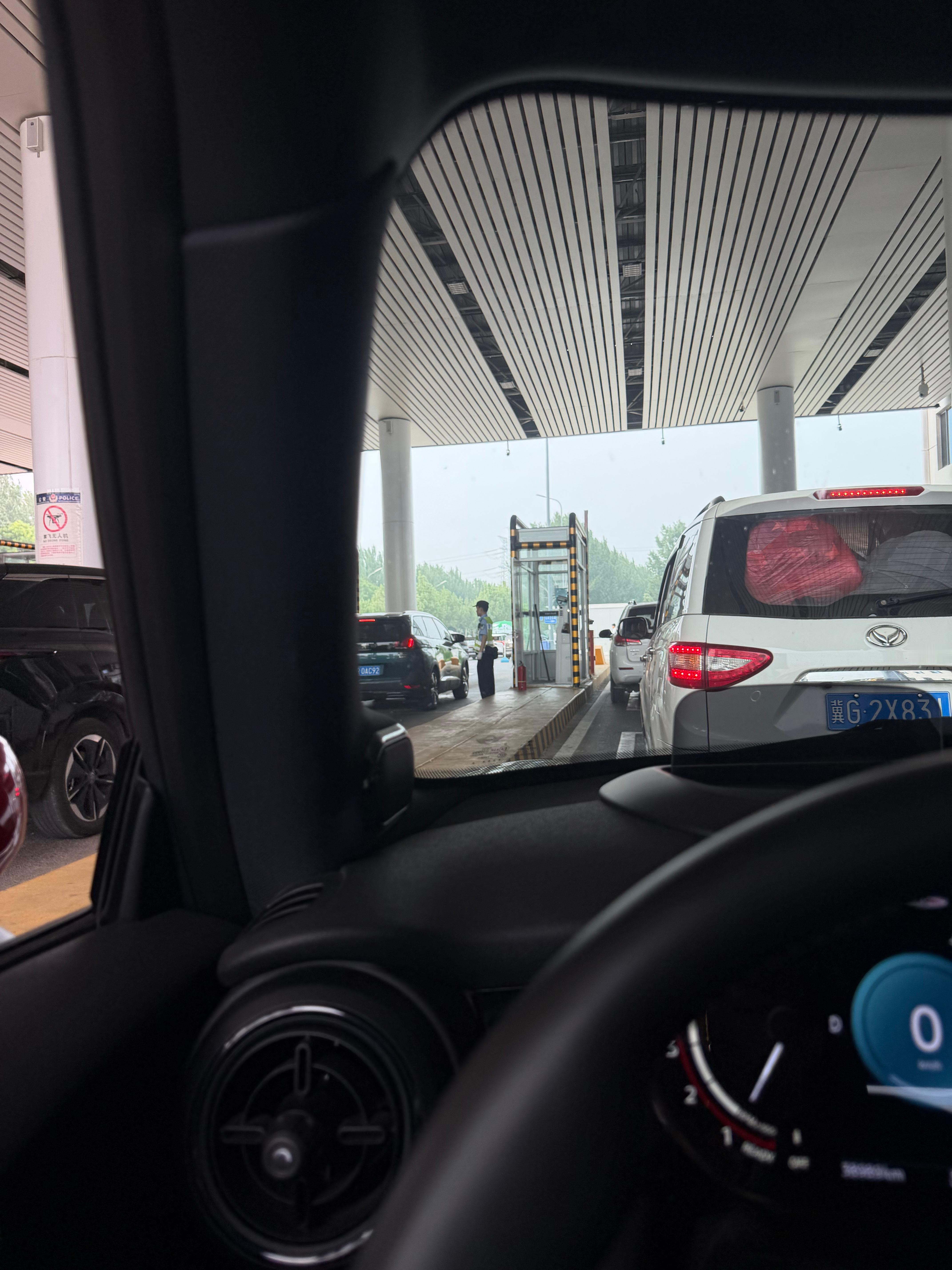 进京检查站明显严了很多，但竟然直接放我过去了（身份证都没看）张博文Wener