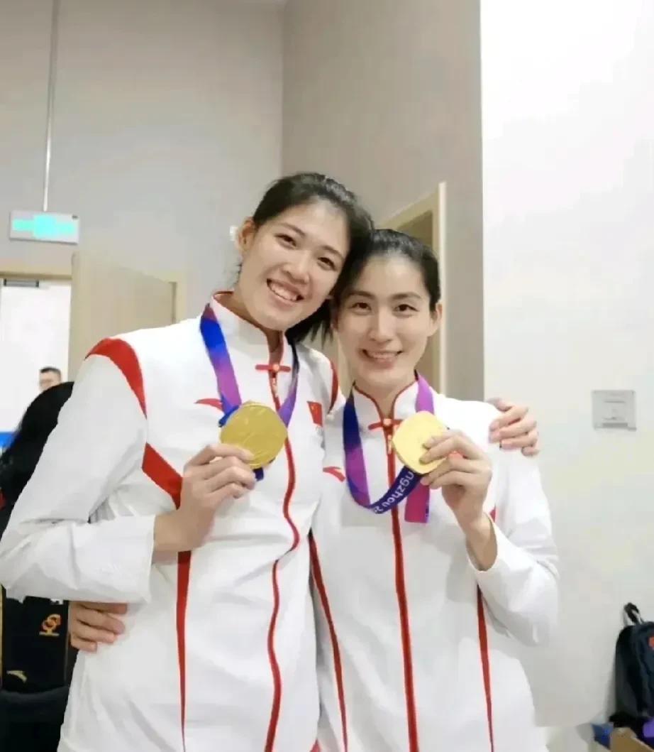 【女排排超赛，散文】
北京队--打着打着就崩溃了，一泻千里，三局比分18、16、