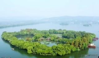 《钱塘湖春行》完整创作背景
 
一、时代与官场背景
 
唐穆宗长庆年间，朝廷牛李
