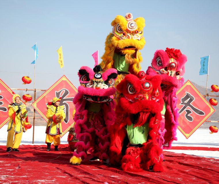 我的老家在中原洛阳，小的时候过春节很多地方都有舞狮表演，和现在看到的舞狮不一样，