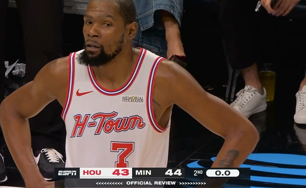 杜兰特11中2，上半场结束，火箭43-44森林狼。 