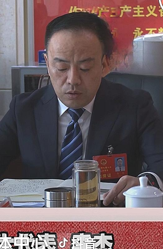 黄石市昨天官宣，大冶市的李杰喝茶！

李杰最近3年内，在大冶市不到3年调3岗位（