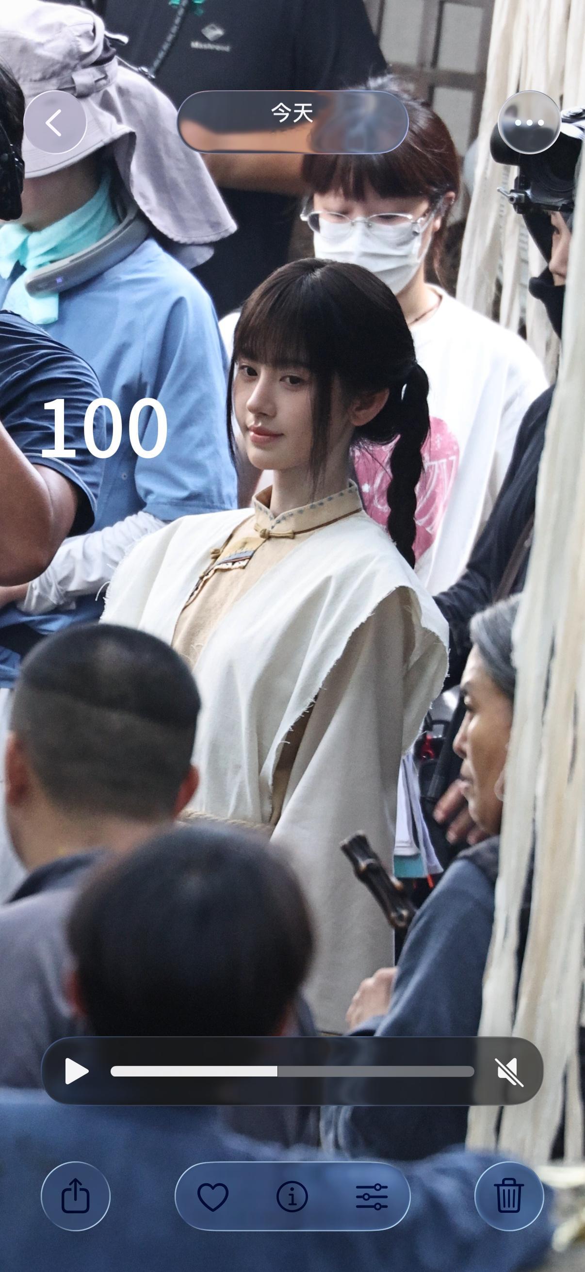 鞠婧祎苏绿夏鞠婧祎万花世界﻿ 萌萌地站在那里… 