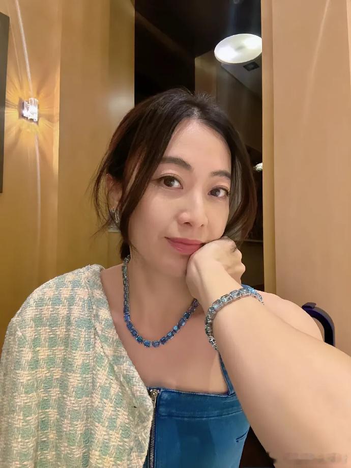 香港著名商人刘銮雄的老婆甘比 真的是越来越大气的感觉 手上脖子上的珠宝应该价值不